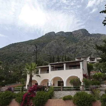 Captain's Apts 2*