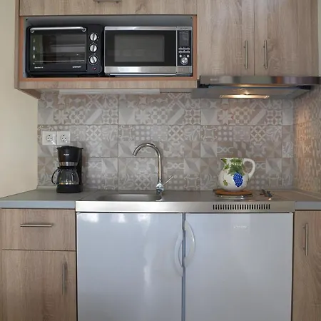 Captain's Apts 2* Barbati